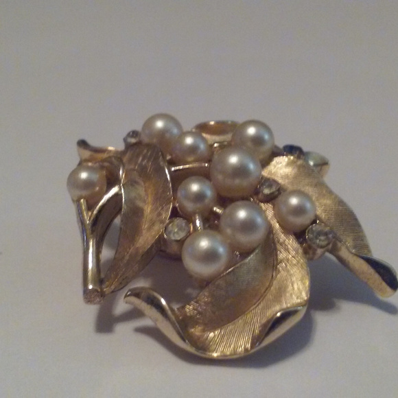 Small Trifari Brooch Golden Leaves with Faux Pearl - Picture 4 of 6